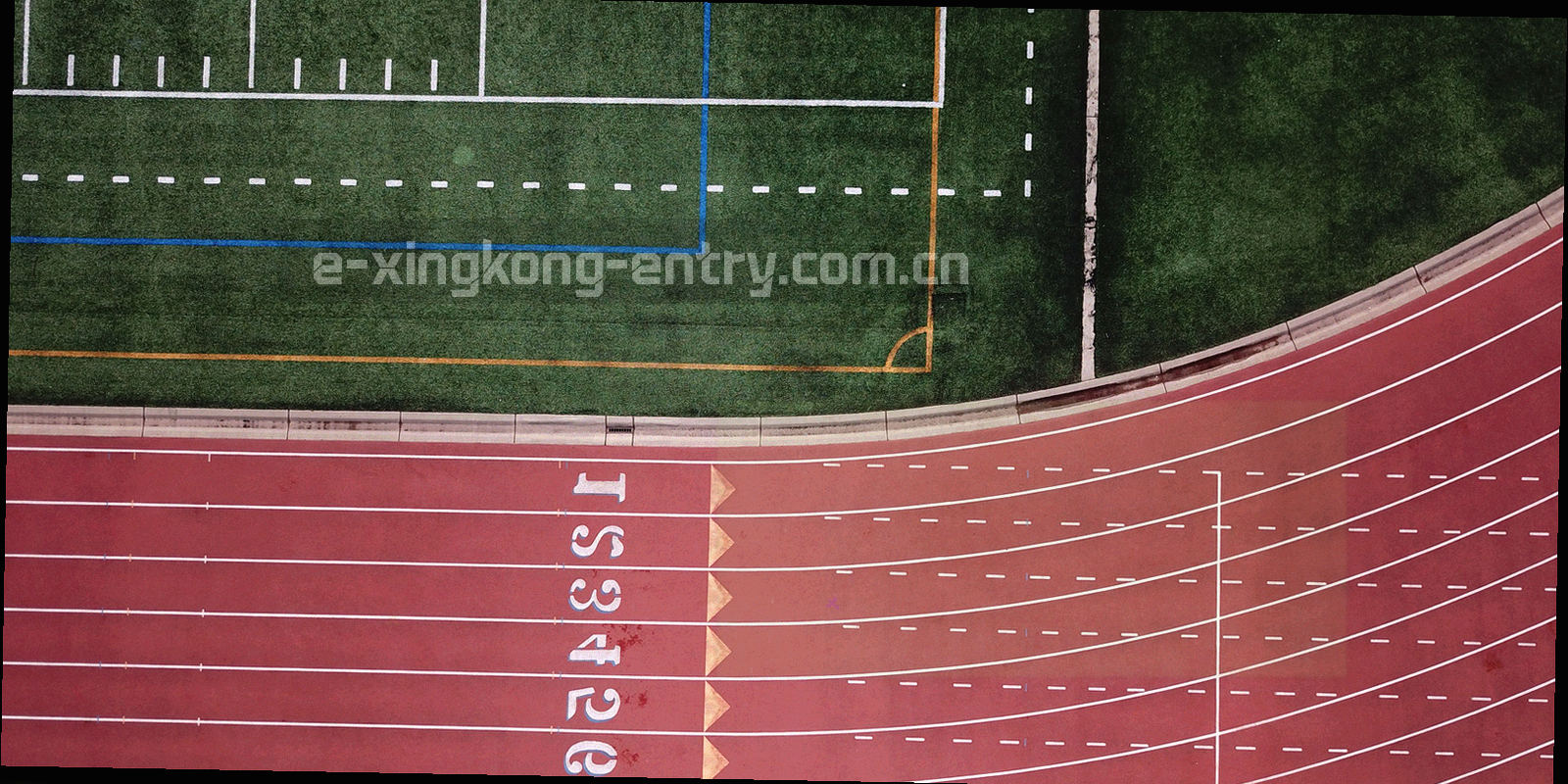 夜间球场灯光与看台光带的暗调画面，冷蓝为主并带橙色光点